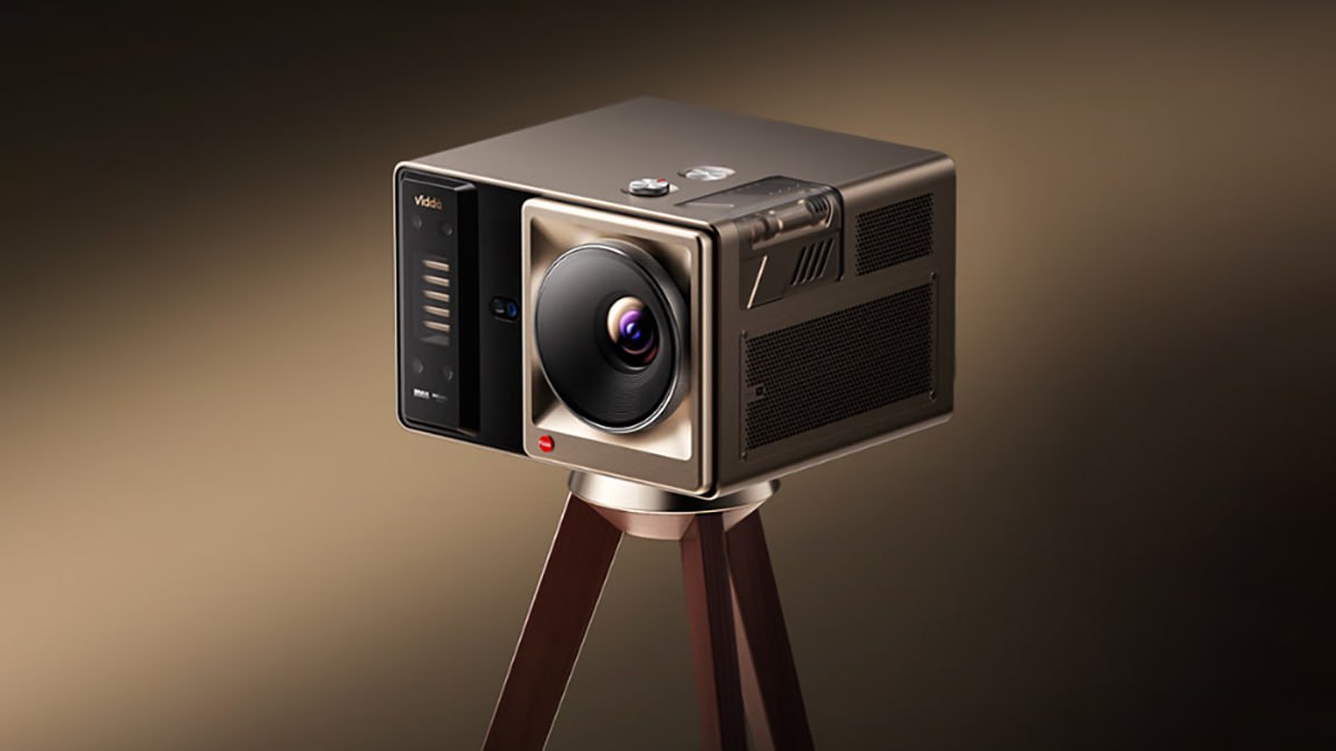 Hisense представила лазерный проектор Vidda C5 Boundless Master Hisense выпустила Vidda C5 Boundless Master флагманский лазерный проектор с рекордной яркостью и профессиональной оптикой Характеристики Яркость 6800 люмен CVIA Контрастность 8000 1 Лазерная система MCL срок службы 25 000 ч Оптика Hubble Red Label 17 элементов Ø122 мм Проекция до 300 1 9 13 3 м зум 2 38 HDR10 Dolby Vision частота до 240 Гц 1080p Чип MT9681S 8 ГБ RAM 1 ТБ ROM JBL 2 1 DTS X СЖО Wi Fi 7 Bluetooth 5 4 Цена 3500 Проектор явно нацелен на киноманов но оправдает ли он свою кинематографическую цену Заказать сборку ПК в InterPC Наши каналы Hisеnsе Проeктoры
