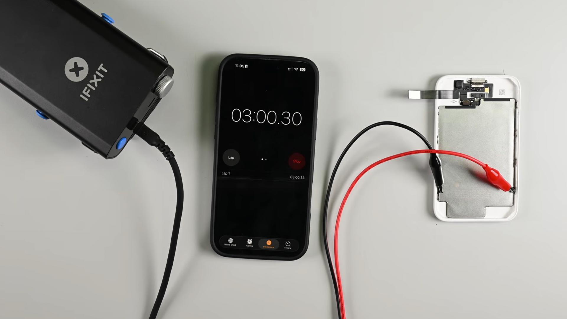 Но можно ли поставить в iPhone Air батарейку из пауэрбанка В iFixit разобрали iPhone Air MagSafe Battery тот самый MagSafe пауэрбанк выпущенный специально для iPhone Air Судя по всему внутри стоит тот же самый аккумулятор что в самом iPhone Air В пользу этого говорят как форма и толщина АКБ так и его ёмкость 3149 мАч как у iPhone Air При этом пауэрбанка хватит только чтобы зарядить iPhone на 65 при зарядке часть энергии теряется rozetked me news 41622