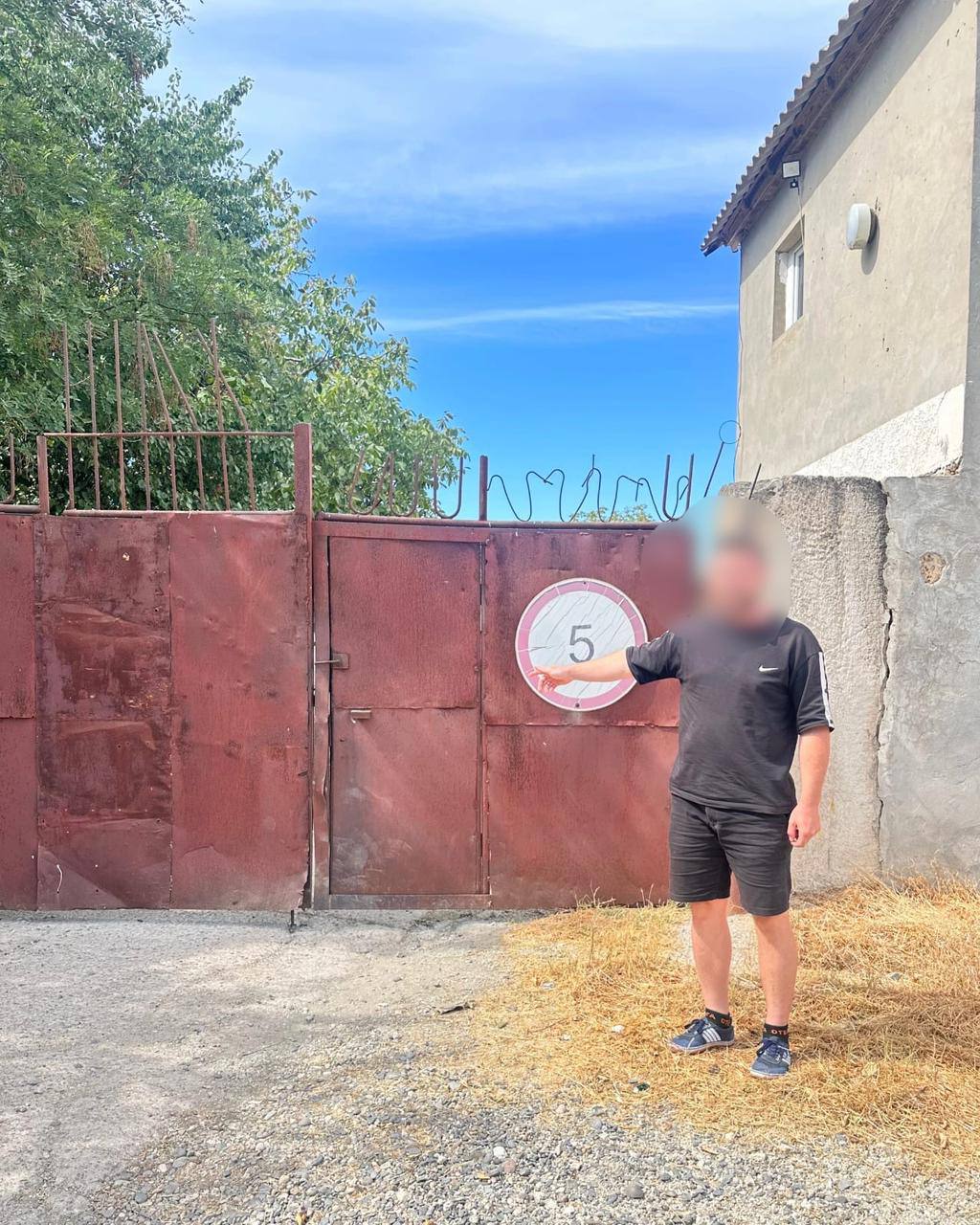 Трое жителей региона предстанут перед судом за вымогательство 8 млн рублей Сакская межрайонная прокуратура утвердила обвинительное заключение по уголовному делу в отношении двух жителей Евпатории и жителя Симферопольского района В ходе расследования установлено что в сентябре октябре 2024 года один из обвиняемых являясь руководителем организованной группы разработал преступный план возложив на себя функции по выдвижению незаконных требований о передаче денежных средств а еще два обвиняемых должны были оказывать психологическое и физическое давления на потерпевшего В январе 2025 года обвиняемые потребовали у потерпевшего 8 млн рублей В феврале злоумышленники поместили потерпевшего в автомобиль привезли на территорию одной из баз Евпатории где избили последнего Потерпевший опасаясь за свою жизнь перевел им 20 тыс рублей Их незаконные действия были пресечены сотрудниками полиции Уголовное дело направлено в Сакский районный суд