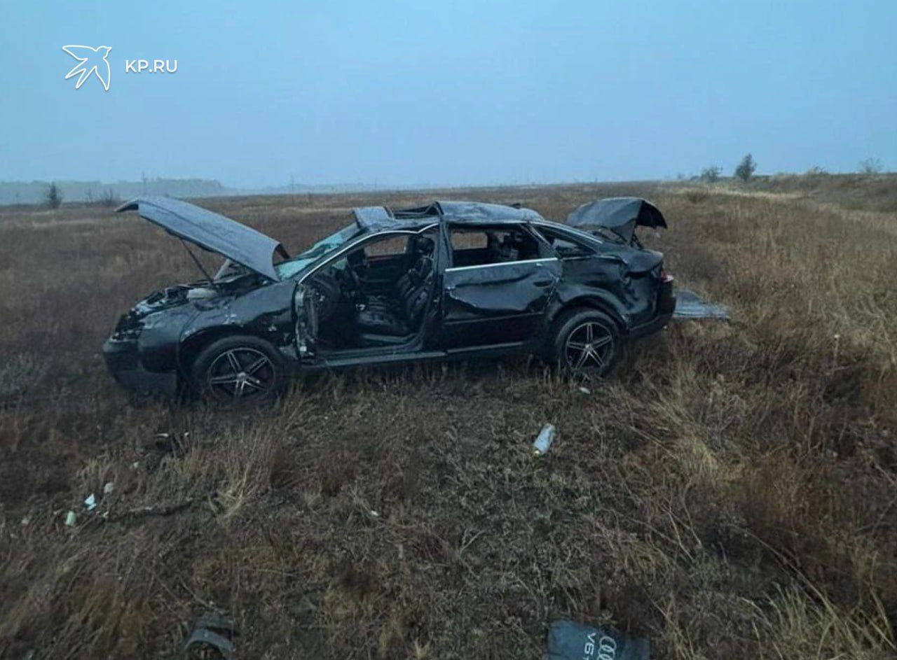 В Воронежской области водитель «Ауди» вылетел с дороги и погубил себя и пассажира  В пятницу, 18 октября, в 5:10 в Новохоперском районе на 19 километре дороги Елань Колено-Воробьевка-Новохоперск случилась авария, закончившаяся смертью двух человек.  По данным полиции, 29-летний водитель «Ауди» потерял контроль над машиной. Автомобиль съехал с дороги в поле. При этом его сильно покорежило. Водитель и его пассажир получили тяжелейшие травмы.  Оба мужчины умерли до приезда скорой. Полицейские устанавливают личность погибшего пассажира. Также стражи порядка выясняют, почему водитель не справился с управлением автомобилем.  Напомним, 15 октября в Грибановском районе водитель «ГАЗели» на перекрестке не уступил дорогу «Скании». В результате погиб сам и погубил пассажира.