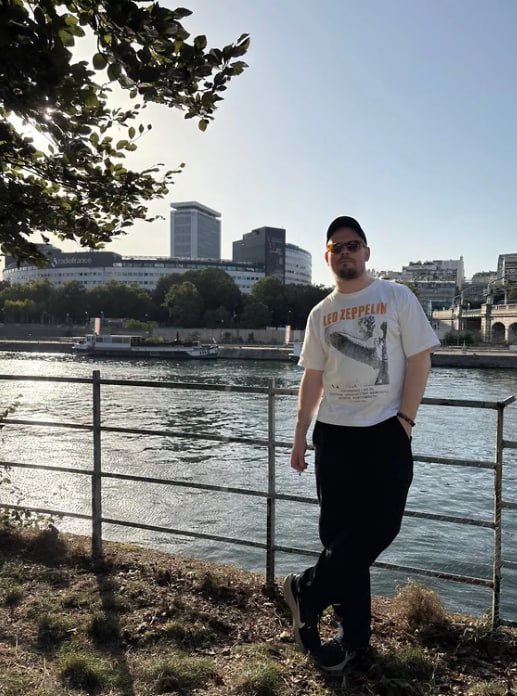 В пригороде Парижа Медоне нашли тело 38 летнего российского журналиста сообщили BFM TV и газета Le Parisien По информации живущего во Франции журналиста Дениса Балашова речь идет о Евгении Сафронове По данным французских СМИ он выпрыгнул из окна седьмого этажа высотой около 20 м Журналиста доставили в больницу где он скончался Полицейские нашли в квартире господина Сафронова письма на русском языке в мусорном ведре были обнаружены наркотики а у окна стоял стул следует из публикации Le Parisien По информации BFM TV Сафронов отправил предсмертное письмо своим близким незадолго до самоубийства В записке на русском языке которая есть в распоряжении у издания журналист сообщил что стал жертвой хакерской атаки Все мои аккаунты были взломаны Мой аккаунт в Telegram был украден Мои текстовые сообщения и телефонные разговоры были перехвачены Мой телефон заразили хакеры Архив Евгения Сафронова Подписывайтесь на Ъ Оставляйте бусты