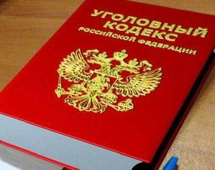 1 2 3 4 В Богдановиче прокуратура направила в суд материалы уголовного дела для применения принудительной меры медицинского характера в отношении мужчины которому инкриминируется совершение убийства пожилой женщины 27 лет назад Богдановичская городская прокуратура утвердила постановление о направлении уголовного дела в суд для применения принудительной меры медицинского характера в отношении мужчины 1958 г р Ему инкриминируется совершение запрещенного уголовных законом общественно опасного деяния подпадающего под признаки преступления предусмотренного п з ч 2 ст 105 УК РФ убийство из корыстных побуждений По версии следствия мужчины 1958 г р страдающий психическим заболеванием на протяжении ряда лет совершал особо тяжкие преступления на территории разных регионов страны На его счету 13 убийств с разбоем одно из которых совершено в 1998 году на территории Богдановичского района По версии следствия в июле 1998 года мужчина из корыстных побуждений проник в дом к ранее незнакомой потерпевшей Вооружившись ножом он напав на пожилую женщину нанес ей не менее 7 ударов в область шеи и грудной клетки отчего последняя скончалась на месте после чего похитил её имущество Согласно заключению экспертов в период совершения инкриминируемого деяния мужчина страдал органическим бредовым расстройством которое лишало его возможности осознавать свои действия он нуждается в применении принудительных мер медицинского характера в виде принудительного лечения в медицинской организации оказывающей психиатрическую помощь в стационарных условиях специализированного типа с интенсивным наблюдением Необходимо отметить что мужчина в 2001 году помещался в медицинскую организацию оказывающую психиатрическую помощь в стационарных условиях Благодаря взаимодействию органов прокуратуры и следствия сопоставлению обстоятельств схожих преступлений в других регионах использованию цифровых данных дактилоскопических карт и производству экспертиз удалось установить причастность мужчины 1958 г р к совершению указанного преступления Материалы уголовного дела направлены в Богдановичский городской суд для рассмотрения