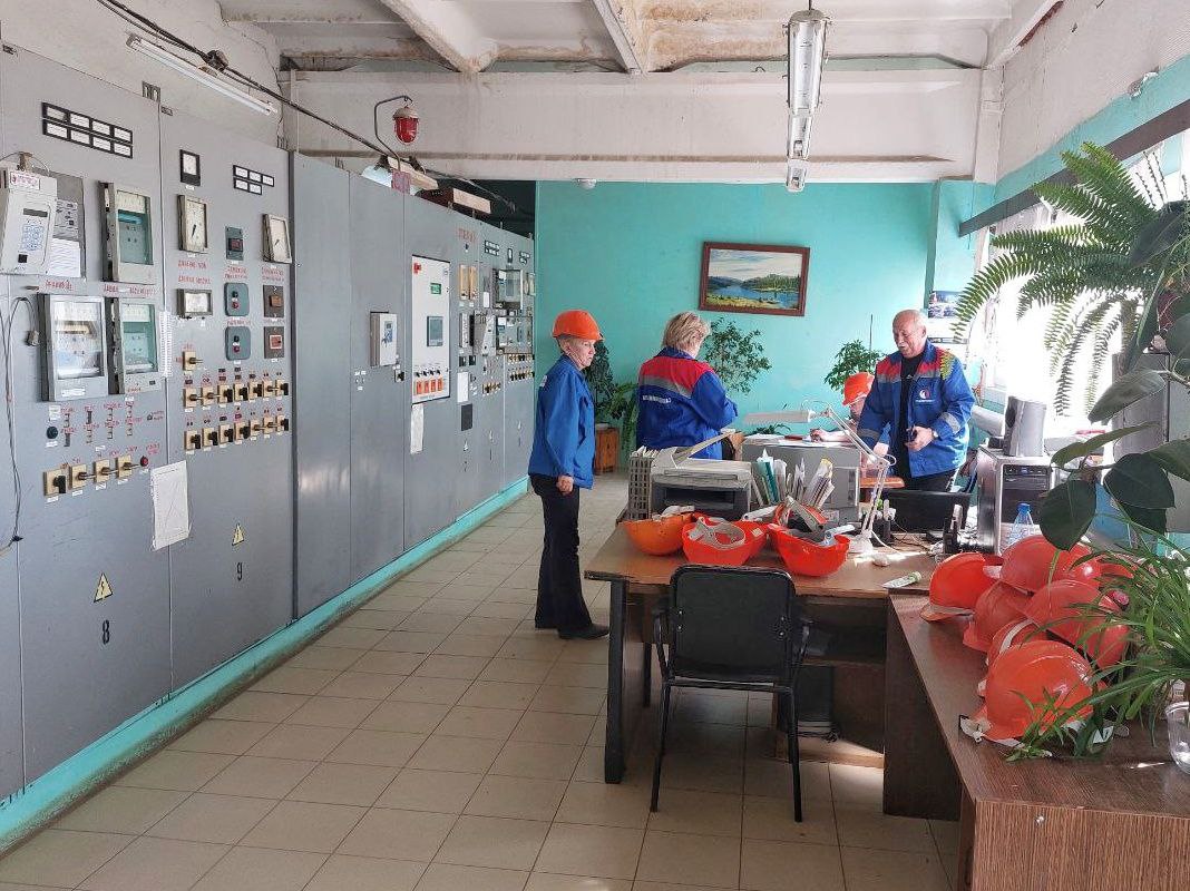 «Владимиртеплогаз» информирует: сегодня в 13:00 в ковровской котельной на ул. Блинова, 64, в результате технологического сбоя оборудования произошла непредвиденная детонация газовоздушной смеси на одном из котлов. Возгорания не возникло, никто из сотрудников не пострадал, но инцидент повлек за собой частичное разрушение кирпичной кладки котла и дымовой трубы. Газовые коммуникации происшествие не затронуло. Никакой опасности для жителей нет. Инцидент пришелся на 5 мая - день утвержденного администрацией района завершения отопительного сезона. Тем не менее, котельная на ул. Блинова также обеспечивает и горячее водоснабжение. Котельная приостановлена на профилактику на 2 недели, но просим жителей не беспокоиться. За это время будут проведены и обязательные ежегодные работы, которые были запланированы на июнь. Приносим извинения ковровчанам за возникшие неудобства и благодарим за понимание.