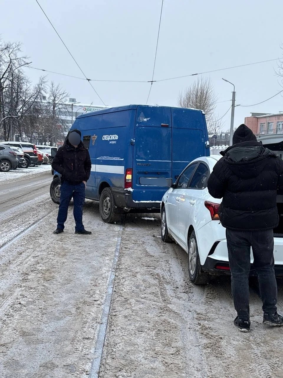 Из за столкновения Ford Transit и Hyundai Solaris на улице Марата 43к1 перекрыто трамвайное движение в обоих направлениях Вагоны временно едут по Радищева УЭТ Подписаться на chpulsk Мы в MAX