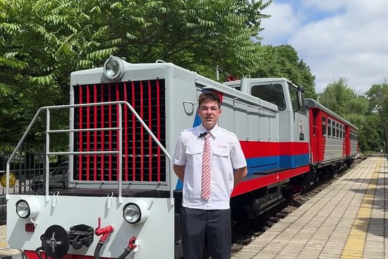 На Владикавказской детской железной дороге в Северной Осетии открылся новый сезон. Она будет работать до конца лета четыре дня в неделю, с четверга по воскресенье, с 11:00 до 18:00. Протяженность дороги составляет 2,2 километра. Инфраструктура включает депо, две станции, три тепловоза и семь узкоколейных пассажирских вагонов. В роли проводников, кондукторов и машинистов железнодорожного состава здесь выступают школьники.