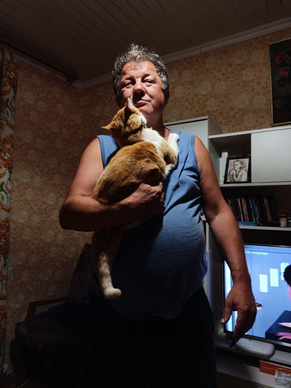 Умер отчим политзаключенного Ибрагима Оруджева Мужчина скончался на 56 году жизни По сообщению группы поддержки политзаключенного отчима Оруджева доставили в больницу 16 декабря с сердечной недостаточностью Спустя трое суток состояние здоровья Станислава резко ухудшилось Врачи диагностировали у мужчины двустороннюю пневмонию которая потом осложнилась сепсисом и септическим шоком Когда Ибрагим попал в СИЗО он очень боялся что больше не сможет увидеть своих близких семью К сожалению спустя 25 месяцев заключения сбылись его худшие опасения говорится в сообщении Группа поддержки политзаключенного открыла сбор помощи Похороны вместе с транспортировкой обойдутся семье Оруджаева от 100 до 200 тысяч рублей На данный момент это неподъемная сумма для родных политзаключенного Помочь можно переводом по номеру карты 2200 7020 7431 7871 или по номеру телефона 7 993 226 00 63 Марьям Мубаризовна О В комментариях к переводу просим указывать вас пожертвование Ранее 29 декабря умер кот Оруджаева по имени Снежок Фото личный архив семьи Ибрагима Оруджаева