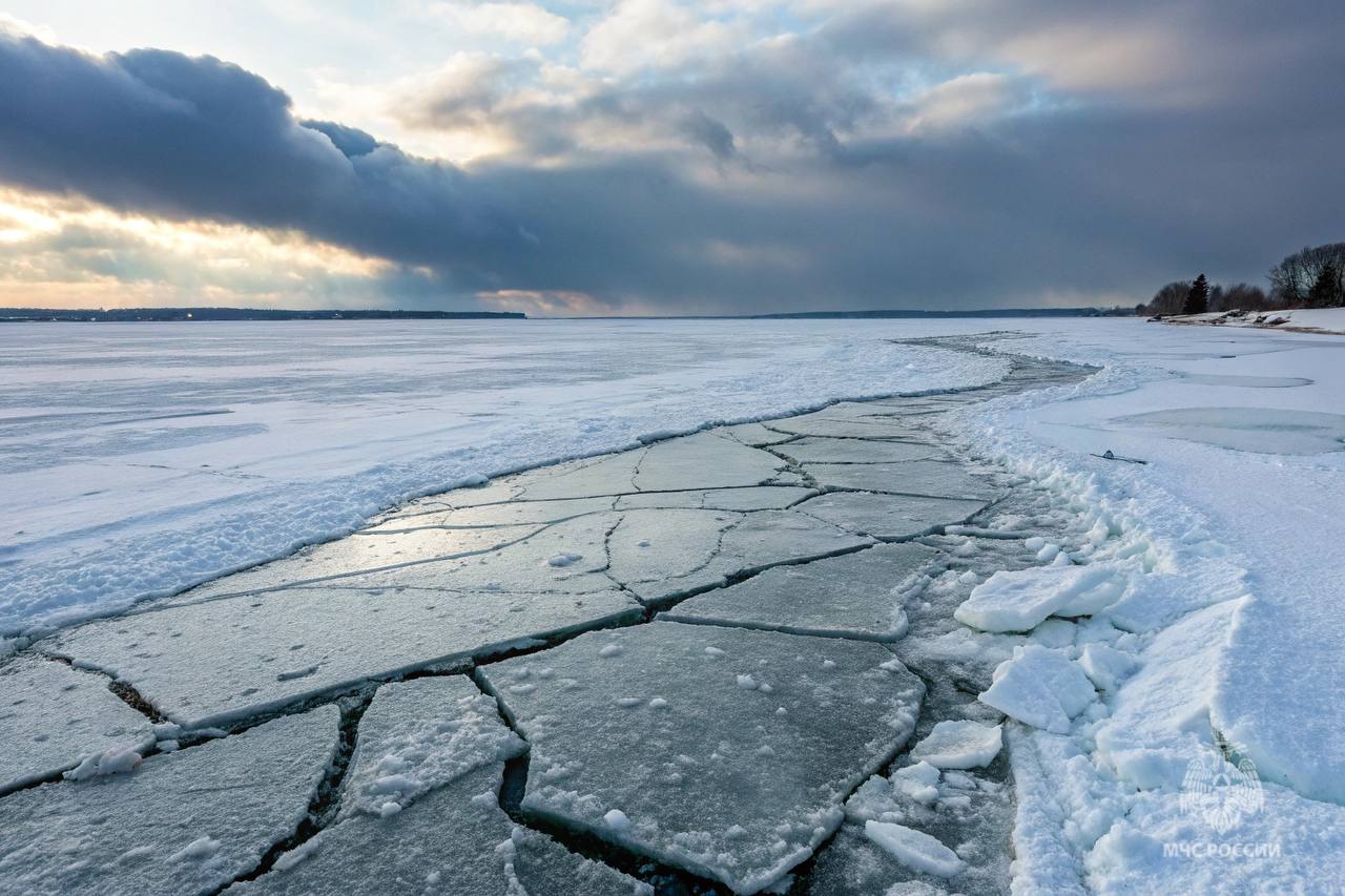 Выходить на лёд в заливе Мордвинова крайне опасно  23 марта в восточной части залива Мордвинова продолжается весеннее разрушение остатков припая. Выходить на лёд крайне опасно, сообщает Сахалинское управление Росгидромета.  Ваша безопасность - Ваша ответственность!   Единый телефон вызова экстренных служб: 112.