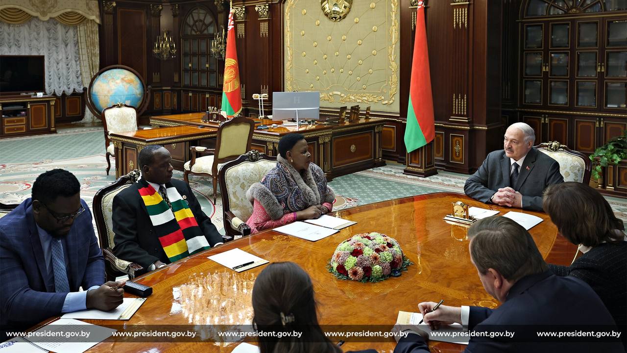 Президент Беларуси Александр Лукашенко 19 февраля встретился с председателем Сената Зимбабве Мейбл Мемори Чиномоной Обдумывая перспективу работы Беларуси в Африке я вернулся к старому тезису который мы обсуждали с вашим Президентом Нам очень нужна точка опоры на побережье Африканского континента на юго востоке Это значит что мы вместе должны поработать с Зимбабве над строительством порта в вашем соседнем государстве Мозамбике Если бы мы осуществили вместе с Мозамбиком и Зимбабве эту идею а в данном случае мы можем это сделать и восстановить железнодорожное сообщение через вашего соседа там небольшое расстояние в Зимбабве то ваша страна стала бы хорошим хабом на юге Африки для товаров нужной продукции не только из Беларуси но и для товаров других государств Думаю прежде всего России заявил Александр Лукашенко