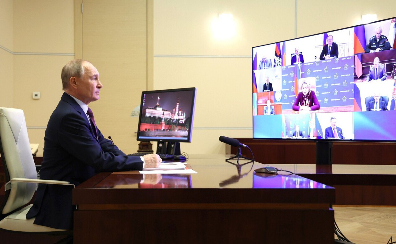 Путин обсудил с членами Совбеза борьбу с наркоугрозой «Одно из важнейших направлений правоохранительной деятельности — это борьба с незаконным оборотом наркотиков. У нас принята и действует стратегия до 2030 года борьбы с наркоугрозой. Давайте проанализируем сегодня, как идет эта работа, поговорим о том, что нужно было бы сделать дополнительно на основе анализа того, что происходит в этой сфере и что сделано в рамках реализации этой стратегии», — сказал Президент РФ Владимир Путин, открывая совещание с членами Совета безопасности по теме борьбы с распространением наркотиков. Фото: Администрация Президента России Новости Запорожской области в канале ЗАН