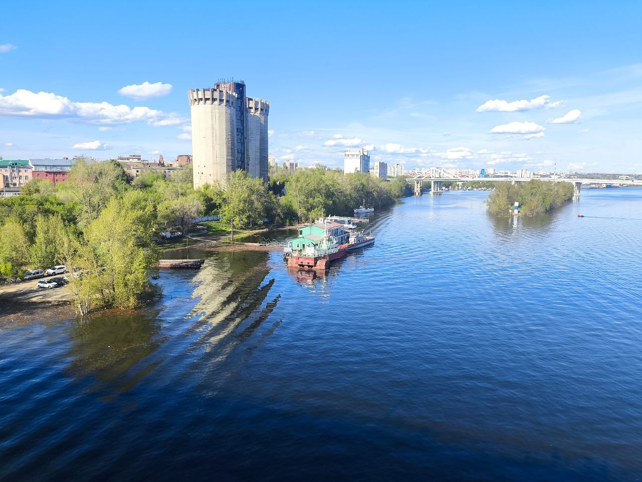 Самарский элеватор на Хлебной площади официально и окончательно признали объектом культурного наследия После стольких судебных разбирательств и борьбы неравнодушной общественности теперь первый в истории СССР вертикальный элеватор уникальная постройка перешла под охрану государства Между прочим он мог вмещать в себя 30 тысяч тонн зерна Армен Арутюнов Подписаться Написать нам