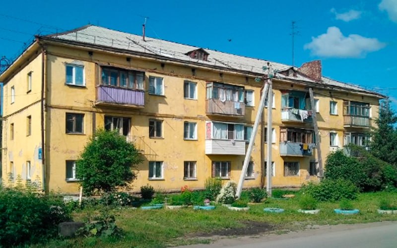 Режим повышенной готовности вводят в районе Хилокского рынка Новосибирска из-за обрушения дома. В нём до сих пор продают квартиры Мэрия Новосибирска вводит режим повышенной готовности по улице Малыгина,25. Проект постановления опубликован на сайте администрации. Решение принято «в целях предотвращения обрушения многоквартирного дома по улице Малыгина,25», сказано в документе. В «ГИС ЖКХ» сказано, что дом, построенный в 1963 году, признан аварийным. Общая площадь трёхтажного кирпичного дома с железобетонными перекрытия составляет около 1 тыс. кв. метров. На сайтах «Домклик», «ЦИАН» и «Жилфонд» опубликованы объявления о продаже как минимум двух квартир в доме на Малыгина. За двушку на первом этаже площадью 45 «квадратов» хотят 2,7 млн рублей, за 40-метровую двушку на третьем этаже просят 2,15 млн. Подписаться Прислать новость Помочь бустами