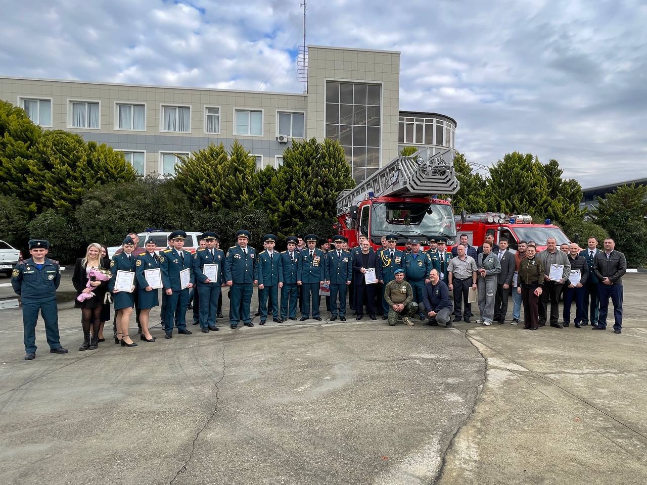На страже безопасности чествование героев МЧС  Накануне прошло торжественное мероприятие в честь 35 летия МЧС России и дня спасателя РФ объединившее тех кто привык действовать решительно и профессионально   Были награждены 11 сотрудников службы противопожарного и аварийно спасательного обеспечения полётов аэропорта Сочи а также спасатели и пожарные различных ведомств принимавших участие в тушении пожаров и ликвидации ЧС на территории города Сочи и ФТ Сириус Благодаря самоотдаче и крепкому взаимодействию всех служб жители и гости Сочи могут быть уверены в своей защите 24 7