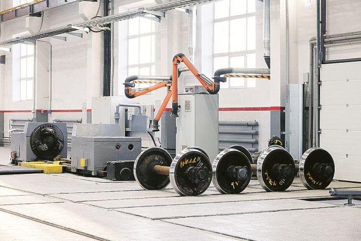 Колёсный цех как с иголочки Вчера после капитального ремонта открылся колёсный цех вагоноремонтного депо Чита Забайкальской дирекции инфраструктуры Этот цех сердце предприятия от которого зависит работа всех остальных подразделений депо Его мощности выходят на новый уровень а работники будут трудиться в более комфортных условиях в просторном светлом помещении сообщил начальник Забайкальской дирекции инфраструктуры Игорь Мурзин Ремонт помещения площадью 2996 кв м начали в 2023 году Обновили кровлю фасад стены напольное покрытие и подкрановые пути системы отопления вентиляции электро и водоснабжения установили новые ворота и тепловые завесы В производственных и санитарно бытовых помещениях выполнили внутреннюю отделку Для сокращения времени ремонта пересмотрели схему производственных процессов обеспечив поточность единую технологическую цепочку рассказал главный инженер депо Максим Семыкин Продолжение