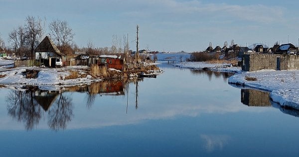 В феврале Росгидромет даст предварительный прогноз весеннего половодья на 2025 год, однако уже сейчас есть риски подтоплений для ряда регионов, сообщили в МЧС.    В Якутии толщина льда на отдельных участках реки Лена уже выше нормы на 15 см.     Курганская и Тюменская области могут пострадать из-за повышенных сбросов с казахстанских ГЭС. Высокие уровни воды прогнозируются на Оби, Тоболе и Ишиме.     В реках Мурманской области уровень превышает многолетние значения примерно на метр, что повышает риски подтоплений значительных территорий в момент таяния снега.     В европейской части России весеннее половодье наиболее активно проходит в Башкирии и Чувашии, Архангельской, Вологодской, Ленинградской, Новгородской, Самарской, Оренбургской областях и на всей территории Центрального федерального округа.    Напомним, в 2024 году масштабные наводнения произошли в Оренбургской, Курганской, Тюменской, Омской областях и Якутии. Всего в зоне затопления оказались более 49 тысяч домов, свыше 98 тысяч приусадебных участков, более 34 тысяч объектов ЖКХ и свыше 1 тысячи объектов транспортной инфраструктуры.