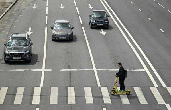 Сергей Собянин пообещал не запрещать в Москве самокаты и другие средства индивидуальной мобильности По словам мэра столицы власти намерены контролировать соблюдение правил дорожного движения Автомобилистам никогда не нравились пешеходы а пешеходы автомобилистам И обоим не нравятся велосипедисты самокатчики и так далее Можно конечно вообще всё запретить Но надо понимать что услугами курьеров пользуются уже 80 москвичей то есть это часть нашей жизни Поэтому запретами здесь не обойдёшься Надо просто следить и наводить порядок шаг за шагом При этом саму доставку не убить это тоже важно заявил Собянин в ходе прямой линии в эфире телеканалов ТВ Центр и Москва 24 Мэр подчеркнул что нарушения правил дорожного движения контролирует ГАИ По его словам Москва это единственный город в стране где для курьеров ввели специальные обязательные стандарты Они включают вид велосипеда или другого средства передвижения форму одежды и проверку через базу данных МВД Подписаться на Говорит Москва Telegram VK MAX