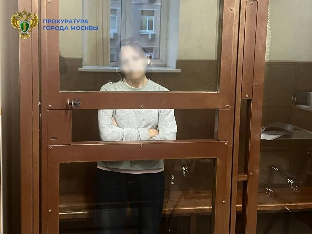 Краснодарку столкнувшую девочку на рельсы метро в Москве отправят на принудительное лечение Напомним все случилось полгода назад в метро на станции Таганская 64 летняя женщина толкнула школьницу за то что та якобы смеялась над ней К счастью подросток не задела контактный рельс выбраться помогли родители Экспертиза показала что женщина страдает хроническим психическим расстройством и в момент совершения преступления не осознавала своих действий До случая в метро краснодарку уже штрафовали за дискредитацию власти и антивоенные призывы moscowproc Кубань 24 в МАКС