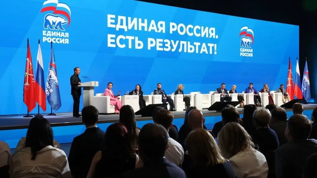 Единороссам раздали перед выборами методичку с ответами на неудобные вопросы избирателей Например на замечание о том что партия поддерживает ограничение интернета и душит свободу слова в ней предлагают отвечать встречным вопросом А почему о том что ЕР душит свободу слова разрешено совершенно свободно кричать из каждого утюга и канала В Свердловской области документ получил название Трудные вопросы к Единой России тезисные ответы для кандидатов В нем объясняют как реагировать на выпады связанные с СВО блокировкой Telegram высокими налогами и ростом цен Пару раз упоминается и губернатор Денис Паслер Подробно скрипт для единороссов разобрала журналист 66 RU Дарья Александрович   на связи в TG MAX VK