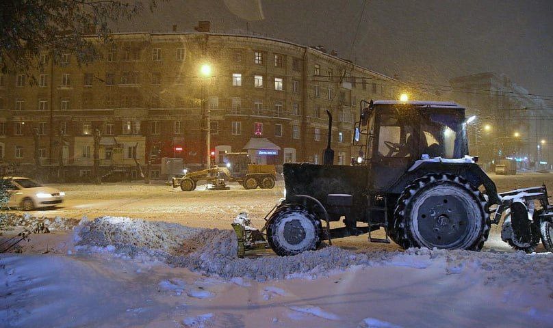 Сам себя не похвалишь, никто не похвалит  Мэр Новосибирска Максим Кудрявцев решил, что хвалить самому себя неправильно, не совсем объективно. Поэтому, сославшись на мнение экспертов, мэр заявил об улучшении качества уборки дорог от снега.   Что касается уборки в зимний период: очевидны изменения в лучшую сторону. Это отражают и эксперты, и горожане, это не наша оценка,  – сказал Кудрявцев.  Оценка не наша, но мы расскажем сами. Прогресс-то есть, никто не спорит, вот только стоит ли за это хвалить? Вдруг эту мэрию похвалишь, и она тут же расслабится. Правильно? Правильно!  Но даже при имеющемся прогрессе всё не так гладко, как кажется. Ежедневно на уборку улиц выходит до 516 единиц техники. Но вопросы кадрового дефицита так и остаются нерешёнными. А это может привести к очередным ухудшениям ситуации с уборкой снега.  #новосибирск