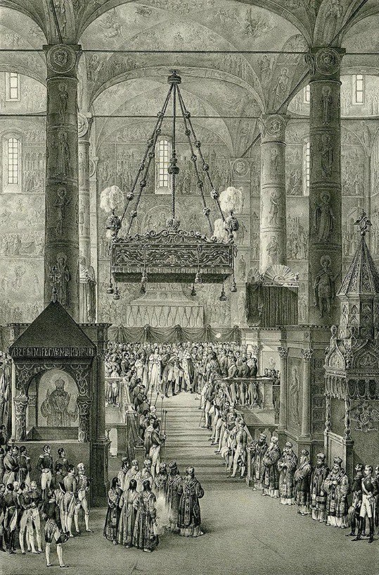 3 сентября 1826 года в Успенском соборе Московского Кремля прошла коронация Николая I Изначально торжество планировалось на июнь но мероприятия были перенесены в связи с трауром по скончавшейся 4 мая вдовствующей императрице Елизавете Алексеевне Накануне коронации при большом стечении народа состоялась торжественная церемония перевезения императорских регалий процессия из девяти карет проследовала от Оружейной палаты вдоль кремлевской стены мимо Манежа через Иверские ворота на Красную площадь и через Спасские ворота к Николаевскому дворцу Город сиял разноцветными огнями Невозможно описать то зрелище которое предстало перед нами снаружи собора На скамьях возвышавшихся до головокружительной высоты были собраны огромные толпы людей леса вздымались до самого неба которое казалось тоже было запружено народом Это было необыкновенно красиво писала жена британского посла Анна Дисборо На Красном крыльце прибывшего Николая и его семью встречали члены коронационного комитета с хлебом солью Этот ритуал носил символический характер и показывал благодарность от народа царю который чтит традиции предков В Успенский собор были допущены только два высших сословия остальные же даже представители знатных родов были вынуждены ждать снаружи Помня о сопровождавшем вступление Николая на престол династическом кризисе московский архиепископ Филарет в своей речи сказал что император намеренно медлил ради сохранения безопасности государства