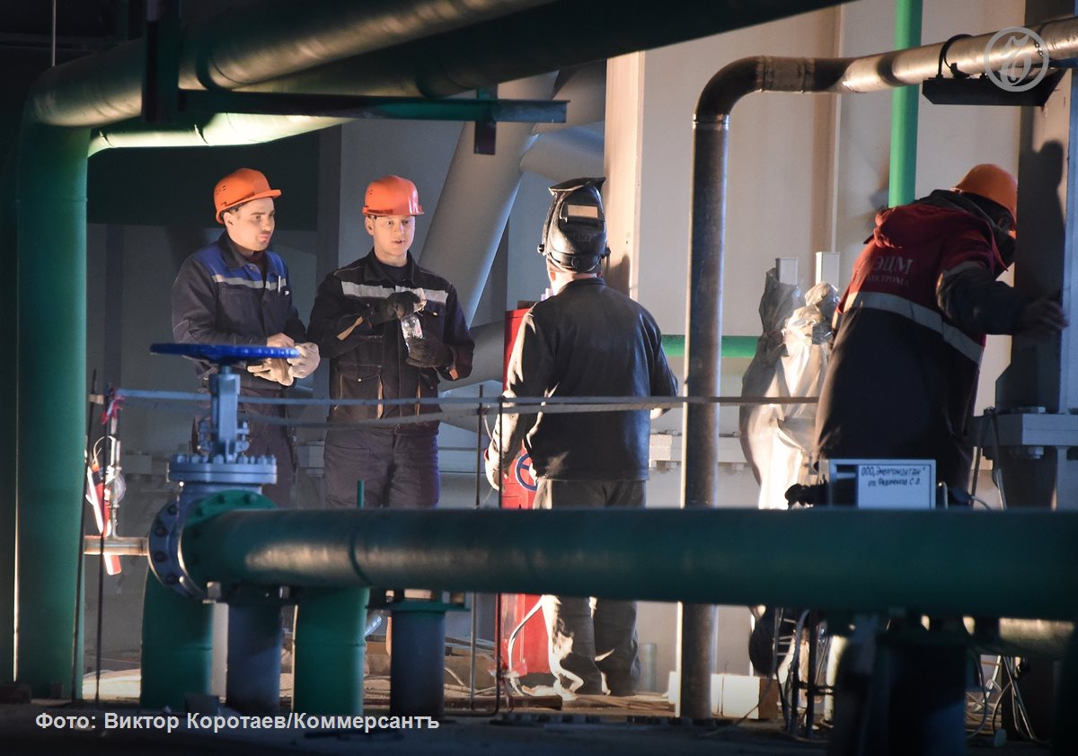 Энергорынок и в 2029 году продолжит платить за мощность новых ТЭС не попавших в программу договоров на поставку мощности и получивших статус вынужденной генерации рассказали собеседники Ъ знакомые с ситуацией Так около 466 МВт претендуют на получение повышенного вынужденного тарифа для возврата инвестиций хотя в большинстве случаев эти ТЭС уже должны были окупить свои инвестиции Это может обойтись в дополнительные 1 5 млрд руб Потребители и аналитики считают что пора снять лишнюю нагрузку с энергорынка ограничив срок выплат для таких станций Ъузнал