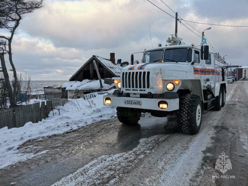 Пожарные ликвидировали возгорание в Углегорске   06 декабря в 09:15  сах  диспетчеру Углегорского пожарно-спасательного гарнизона поступило сообщение о возгорании частного дома на ул. Приморская, 74. Пожарный расчет прибыл через 5 минут. К моменту прибытия огнеборцев горела пристройка и чердачное помещение на площади 20 кв.м.   Возгорание было локализовано в 10:00  сах ,а в 10.53  сах  полностью ликвидировано. В тушении пожара участвовали 8 человек и 3 единицы техники пожарно-спасательной службы Сахалинской области. Погибших и пострадавших нет. Причины возгорания устанавливаются.