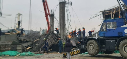 Четверо человек извлечены из под обломков на месте обрушения ангара в Южно Сахалинске Об этом сообщили в минздраве региона Состоянию пострадавших ничего не угрожает им оказана медицинская помощь Вскоре всем четверым будет проведено углубленное обследование в областной клинической больнице пациенты уже проходят первичную диагностику На месте завала продолжаются поисковые работы По сообщениям очевидцев еще два человека могут находиться под обломками РЕН ТВ в Telegram в MAX