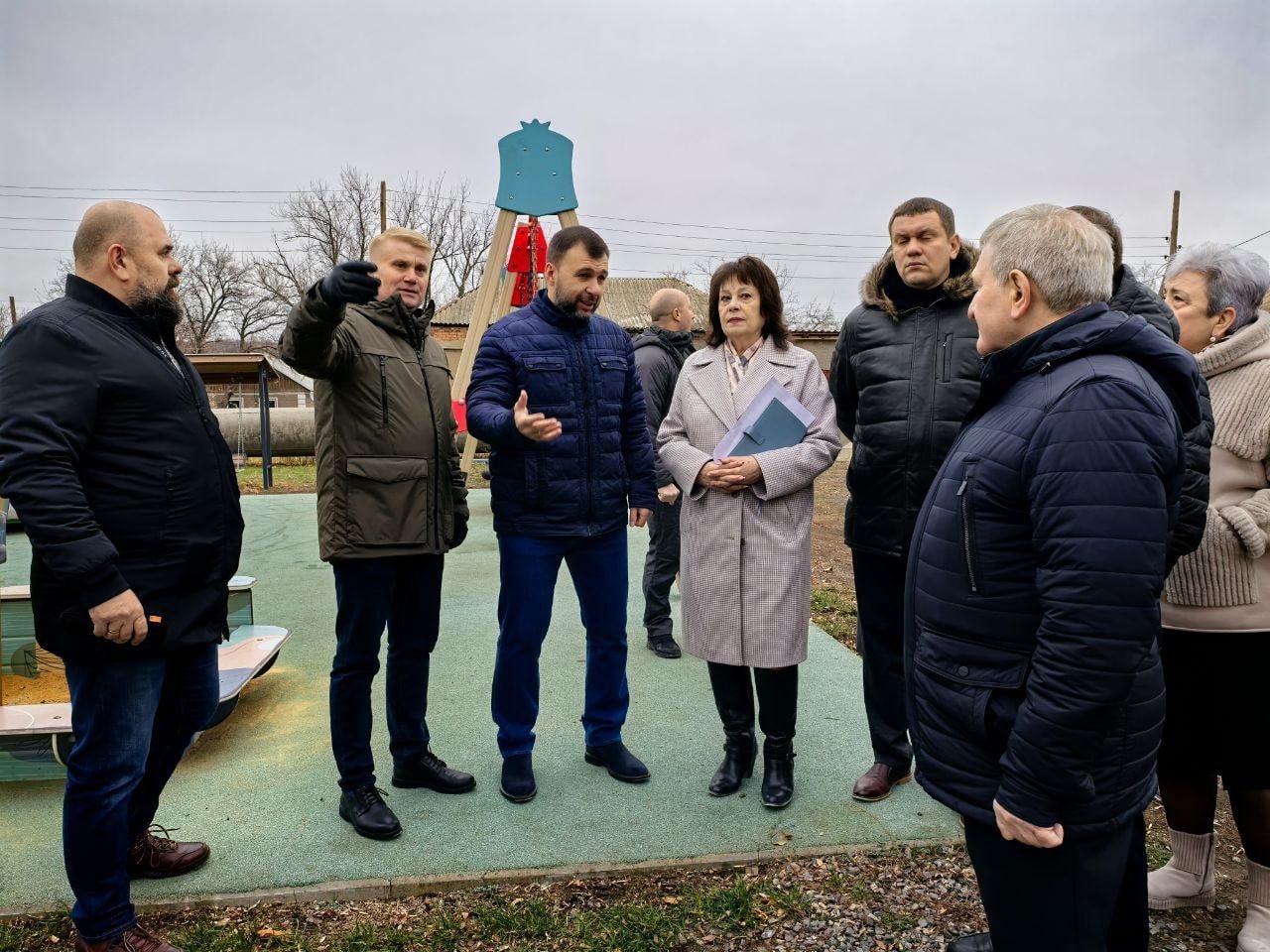 Со следующего года ДНР станет участником госпрограммы комплексного развития сельских территорий  КРСТ   На ее реализацию в течение трех лет будет выделено 1,5 млрд рублей из федерального бюджета, сообщил Глава Республики Денис Пушилин.  Пилотным в регионе для этой программы станет Старобешевский муниципальный округ, а в дальнейшем проект будет распространен на другие села региона.  "В 2025 году в селе Раздольном будет проведен капремонт детского сада "Золотой петушок", средней школы, построены современный модульный спортивный комплекс и модульный дом культуры. Также будет благоустроена прилегающая территория, отремонтированы дороги. Реализовать этот проект нам поможет в том числе и регион-шеф – Республика Бурятия, имеющая опыт участия в таких программах", - отметил Глава ДНР.   Денис Пушилин подчеркнул, что на ближайшие годы стоит задача создать для жителей села условия, приближенные к городским, так как только в этом случае "молодежь будет оставаться на своей малой родине, возвращаться домой после учебы, заводить семьи, воспитывать здесь детей".