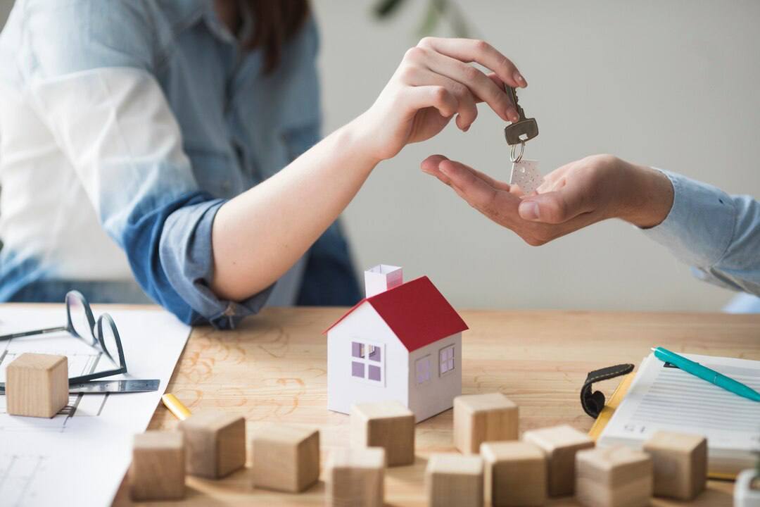 Спрос на вторичном рынке жилья вырос на 17% после снижения ключевой ставки Часть крупных банков уже снизили ставку льготной ипотеки до уровня 18,7%. По оценкам экспертов, количество ипотечных консультаций также выросло в среднем на 8–10%. Отмечается, что активизировались и те, кто копил денежные средства на депозитах с целью улучшения жилищных условий.