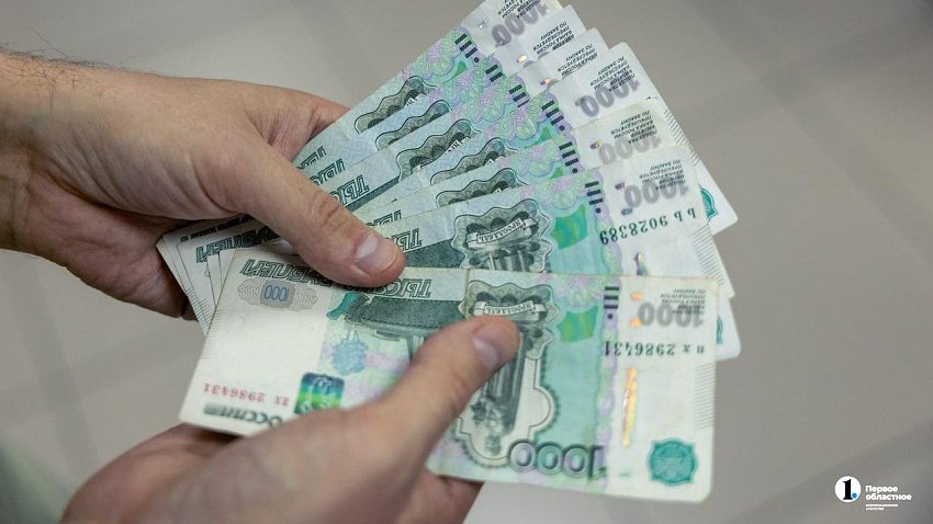 Предлагаемые зарплаты в Челябинской области растут быстрее чем в УрФО По данным hh ru сумма достигла 69 120 рублей это на 15 больше чем в начале года В федеральном округе прирост составил 7 Где платят больше всего Высший и средний менеджмент 138 319 рублей сельское хозяйство 118 419 рублей добыча сырья 117 094 рубля строительство и недвижимость 115 619 рублей транспорт и логистика 102 840 рублей Где рост зарплат самый заметный Строительство 31 076 рублей добыча сырья 27 485 рублей рабочий персонал 21 714 рублей В некоторых сферах зарплаты снизились административный персонал 33 711 рублей домашний персонал 10 415 рублей консалтинг 8 855 рублей bfm74