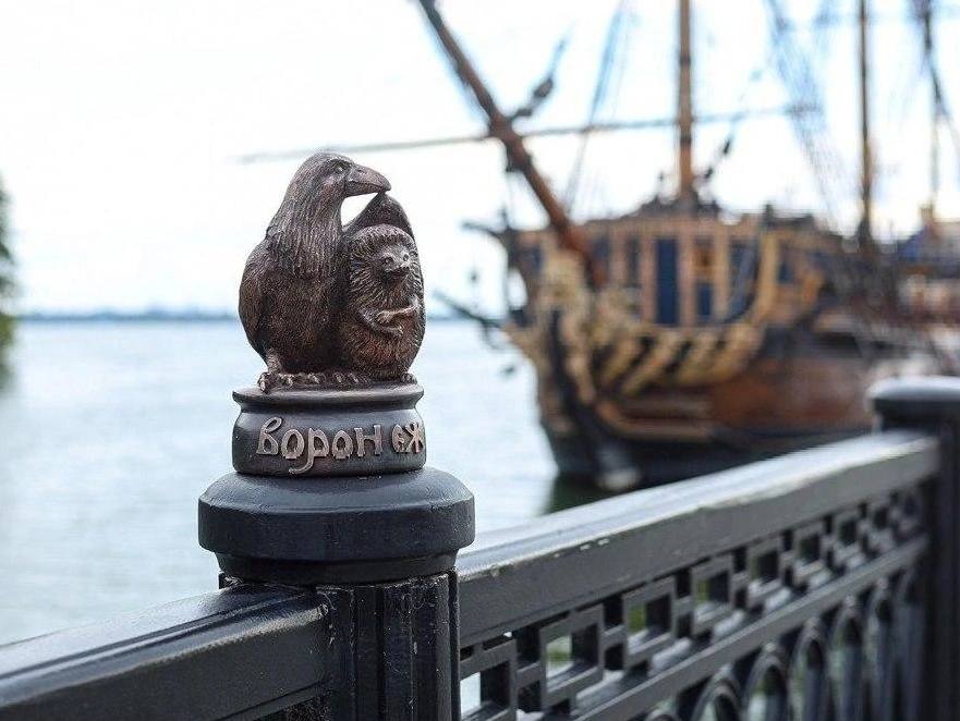 На Петровской набережной появится 15-сантиметровая скульптура «Ворон и ёж» Ее установят на одном из чугунных столбиков ограждения недалеко от «Гото Предестинации». Скульптуру изготовили члены Союза Художников России Анна Черникова и Владимир Михеев. Для мэрии она обошлась в 86 тысяч рублей. Воронеж Сейчас