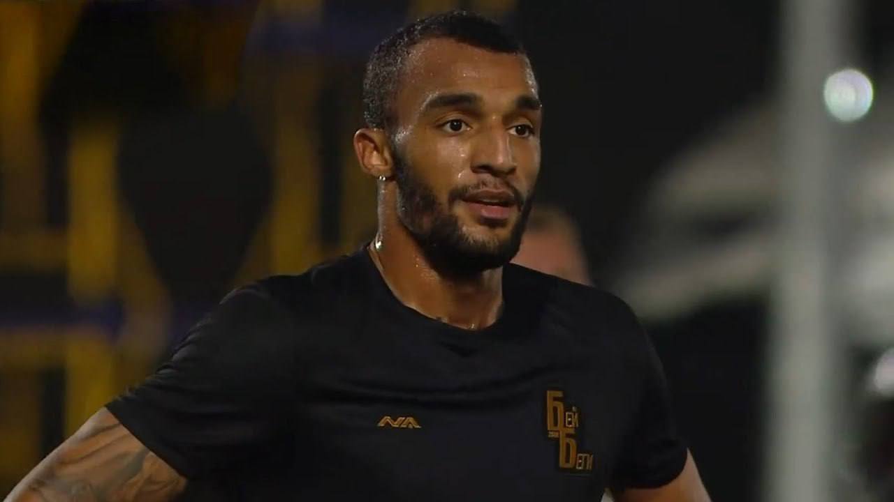 Известный футболист экс защитник ЦСКА Адамс Лайонел обнаружен мертвым в Звенигороде Предварительно он скончался от травм характерных после падения с высоты Следственный комитет проводит проверку Ранее футболиста избили и выстрелили ему в бедро у ресторана в Подмосковье 10 нападавших скрылись Подписаться Прислать новость Чат