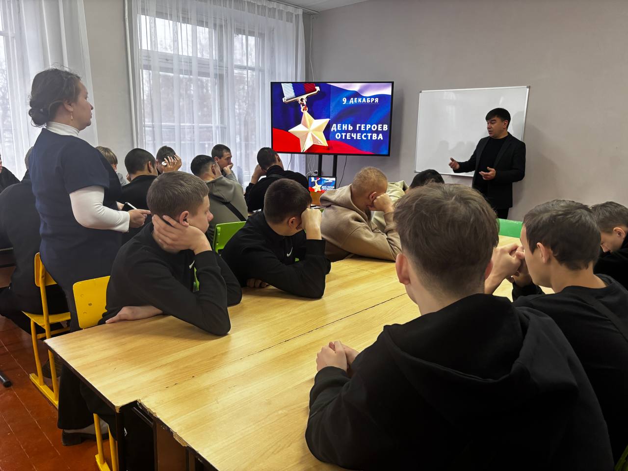 Заместитель Председателя Госсобрания Марий Эл участник СВО и кадровой программы Герои Марий Эл Талешке влак Александр Смирнов в Вятском аграрно строительном техникуме поговорил со студентами о мужестве Александр Смирнов рассказал молодежи о своей службе боевых товарищах и на примерах показал что героями становятся обычные скромные люди способные на самоотверженность и тяжелый труд Особое внимание он уделил важности получаемых знаний Все те знания которые вы получаете в школе и здесь в техникуме обязательно пригодятся Не только на работе и в жизни но и на военной службе Армия учит многому но база которую дает образование и труд это фундамент для успеха в любом деле подчеркнул Александр Смирнов