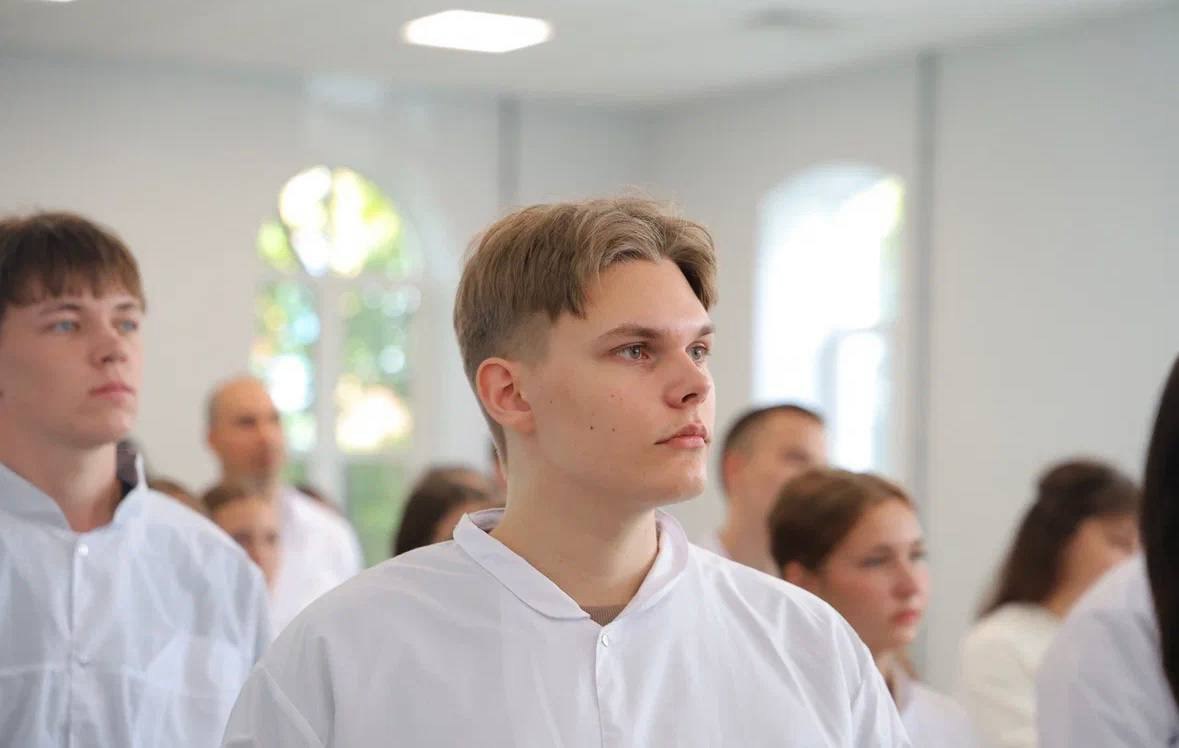 Более 70 первокурсников начали обучение в вологодском филиале Ярославского медуниверситета В новом учебном году в филиале Ярославского государственного медицинского университета приступили к занятиям 77 студентов первокурсников по специальности Лечебное дело Обучение будущих врачей обеспечивает высококвалифицированный преподавательский состав включающий пять докторов наук 11 кандидатов наук семь заслуженных врачей РФ и девять главных внештатных специалистов регионального Минздрава Наличие медвуза в регионе позволяет готовить молодых специалистов непосредственно для медицинских организаций области Важным аспектом является формирование сотрудничества между вузом и практическими базами где студенты смогут получать ценный опыт и оттачивать свои навыки под руководством высококвалифицированных наставников отметил министр здравоохранения области Николай Гонтюрёв В 2025 году в филиале также обучаются 41 ординатор по 11 специальностям и 30 студентов перешедших на второй курс Учебный процесс оснащен современным оборудованием проведен ремонт аудиторий установлена новая мебель и симуляционное оборудование на сумму около 205 миллионов рублей В распоряжении студентов имеются анатомический стол Пирогова робот Леонардо манекены и тренажеры для отработки навыков реанимации а также современное оборудование в кабинетах биологии химии и физики Обновлено IT оснащение и система безопасности В рамках губернаторской программы Стратегия 2 0 студентам целевикам выплачивается ежемесячная стипендия 6 тысяч рублей студентам и 8 тысяч рублей ординаторам Подготовка медицинских кадров осуществляется в рамках национального проекта Продолжительная и активная жизнь