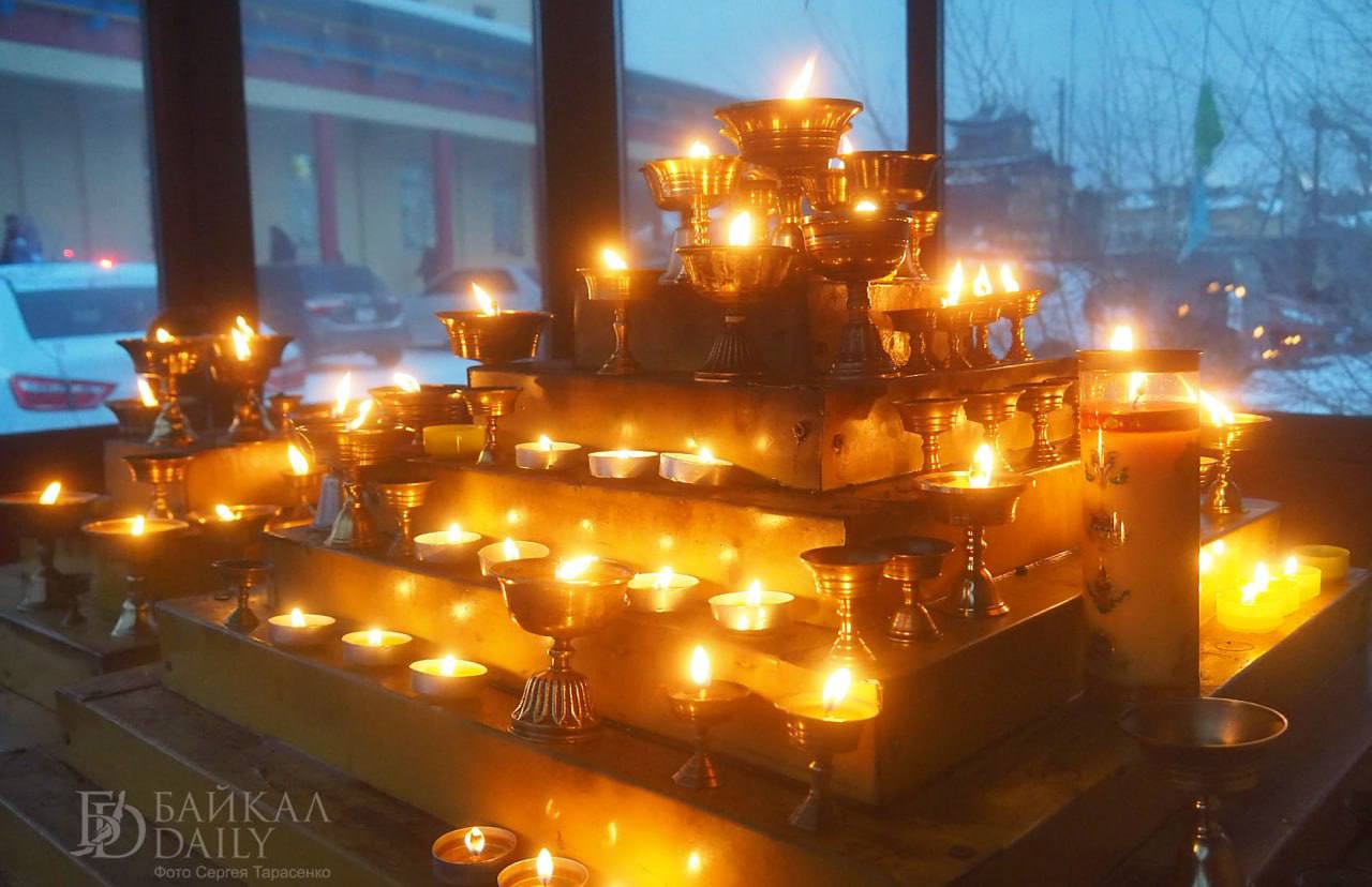 В Бурятии ушёл из жизни заслуженный тренер России по стрельбе из лука Александр Хамнагдаев взрастил чемпионов Европы мира и мастеров спорта международного класса Он был человеком редкой преданности своему делу отмечают в федерации по стрельбе из лука РФ Александр Романович мечтал увидеть своих учеников на Олимпийских играх и своей многолетней работой приблизил этот момент Прощание с Александром Романовичем состоится во вторник 18 ноября на лукодроме ул Жердева 93 11 00 12 00 молебен 12 00 13 00 траурный митинг 13 30 поминальный обед в Конь Yak бывший Ургы через дорогу от лукодрома по адресу ул Тобольская 40