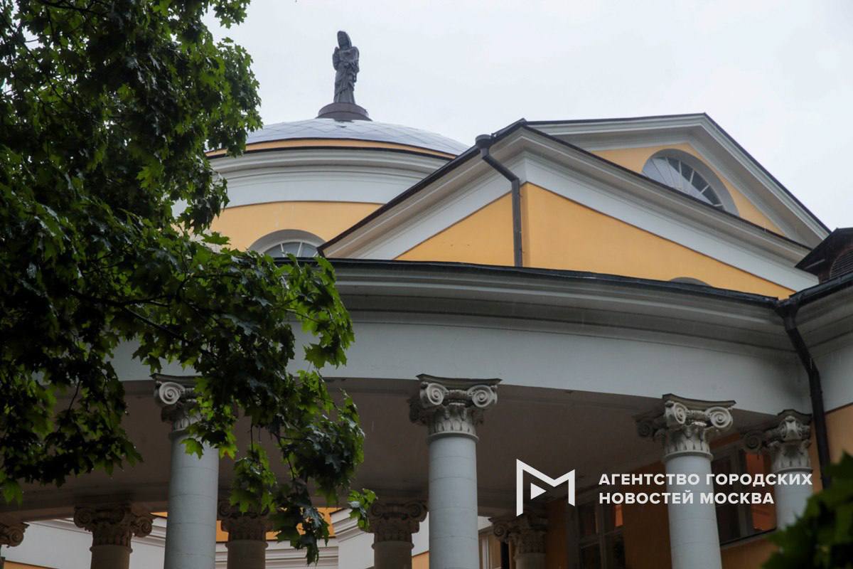 Завершилась реставрация фасадов дворца Дурасова – главного украшения усадьбы Люблино, рассказал Сергей Собянин.   Здание на ул. Летняя – выдающееся произведение русской усадебной архитектуры рубежа XVIII–XIX веков. Дворец возведен в необычной форме равноконечного креста с ротондой. Его части соединены двухрядной галереей колоннад. Архитектура дворца проникнута духом раннего классицизма. Реставраторы привели в порядок белокаменный цоколь, лестницы и их ограждения. Промыли скульптуру, венчающую купол. Отреставрированы колонны и потолки галерей-колоннад, барельефы на античную тематику, расчищен лепной декор и устранены мелкие трещины.  Мэр отметил, что специалисты заменили водосточные трубы, покрытия карнизов и оконные отливы. Во время работ залы дворца, где сохранились подлинные росписи потолков и стен с сюжетами античных мифов, не закрывали для посетителей. Теперь во время прогулок по парку усадьбы снова можно любоваться и отреставрированными фасадами этого прекрасного памятника архитектуры.    «Москва»