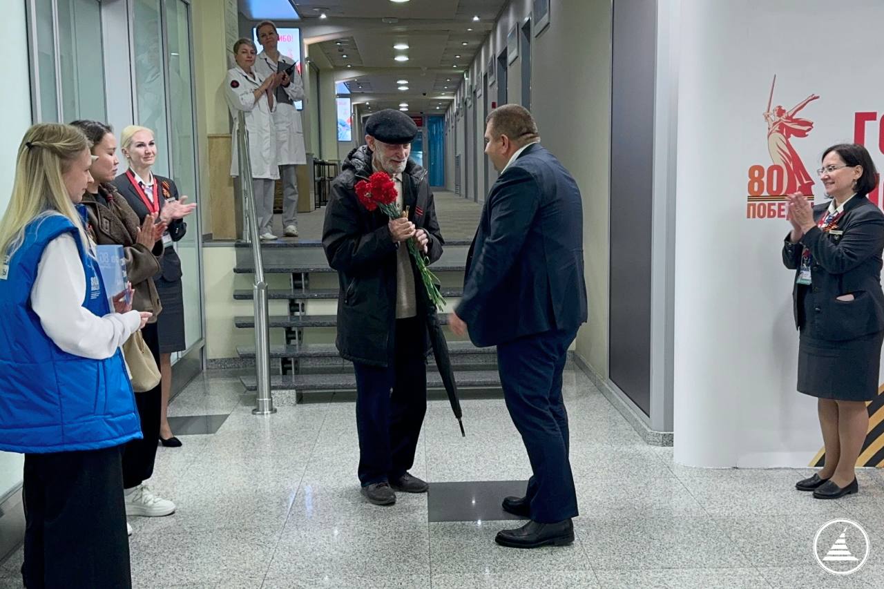 В аэропорту Домодедово встречают гостей празднования 80-летия Победы Директор аэропорта Домодедово Андрей Павлов лично встретил Леонида Кирилловича Синегрибова. Леониду Кирилловичу 84 года, он бывший несовершеннолетний узник концлагерей, прибыл на празднование 80-летия Победы вместе с супругой Валентиной Дмитриевной из Республики Бурятия. Андрей Павлов поздравил супругов с наступающим праздником Великой Победы и вручил цветы. Напомним, в праздничные дни мая ветераны Великой Отечественной войны в аэропорту Домодедово обслуживаются в ВИП-зале безвозмездно. Комфорт и сопровождение прилетающим гостям обеспечивают сотрудники воздушной гавани в тесном взаимодействии с волонтерами Победы. #dme_celebrate