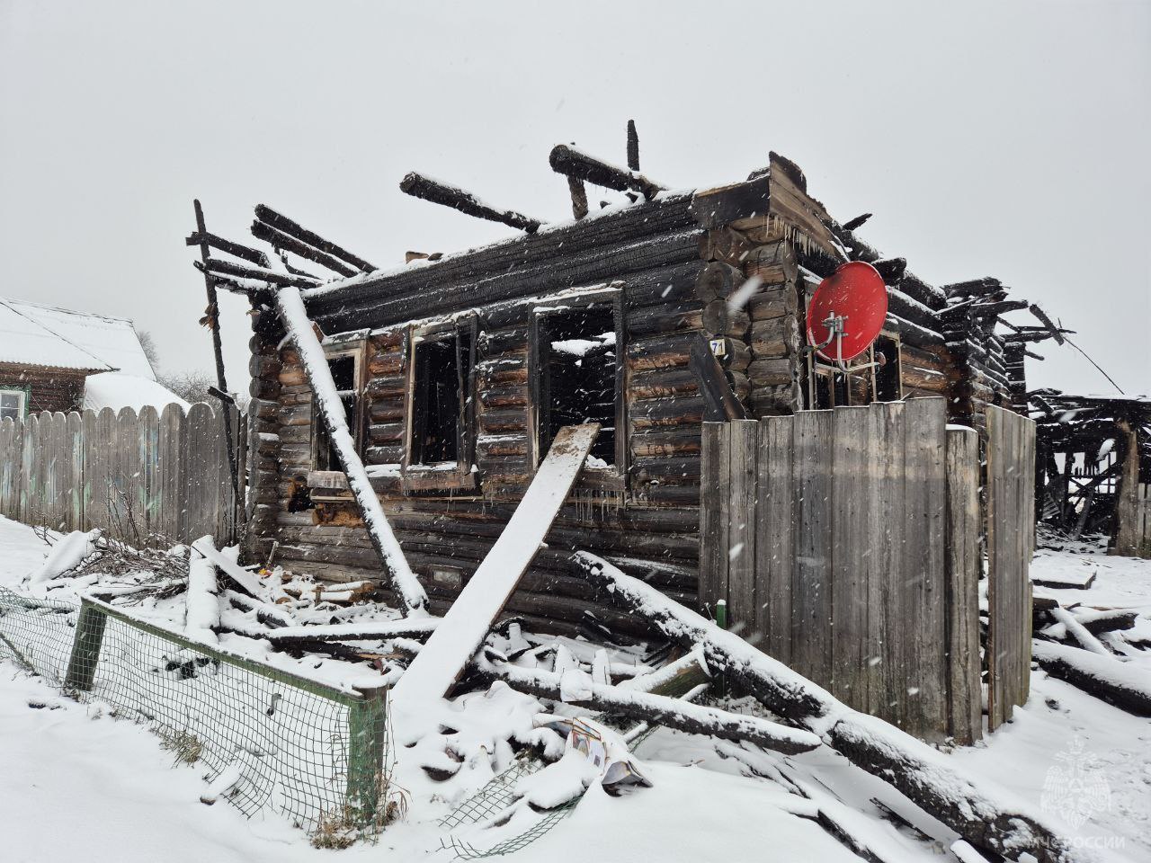 В Килемарском районе огнем уничтожен частный дом   7 декабря в д. Широкундыш Килемарского района произошел серьезный пожар. Объектом возгорания стал жилой дом, расположенный на территории частного хозяйства.   На момент происшествия собственница находилась на улице.  Хозяйка зашла в дом, строение на тот момент было полностью задымлено. Женщина попыталась справится с огнем подручными средствами, но ее усилия оказались напрасными.    Сообщение о возгорании поступило на пульт диспетчера пожарной охраны в 9 часов 16 минут.     К прибытию бойцов дом был полностью охвачен огнем, отстоять горящее здание не было возможности. Также пламя успело перекинуться на хозяйственную постройку.   Площадь пожара составляла около 150 квадратных метров. Пожарным удалось не допустить распространения огня на соседний дом.   В настоящий момент причина возгорания выясняется специалистами государственного пожарного надзора.  МЧС России напоминает!   Соблюдай правила пожарной безопасности!   Ваша безопасность – Ваша ответственность!   Телефоны пожарных и спасателей – 01 и 112.   «Телефон доверия» ГУ МЧС России по Республике Марий Эл –  8362  69-02-63.    МЧС Марий Эл.ПОДПИСАТЬСЯ.