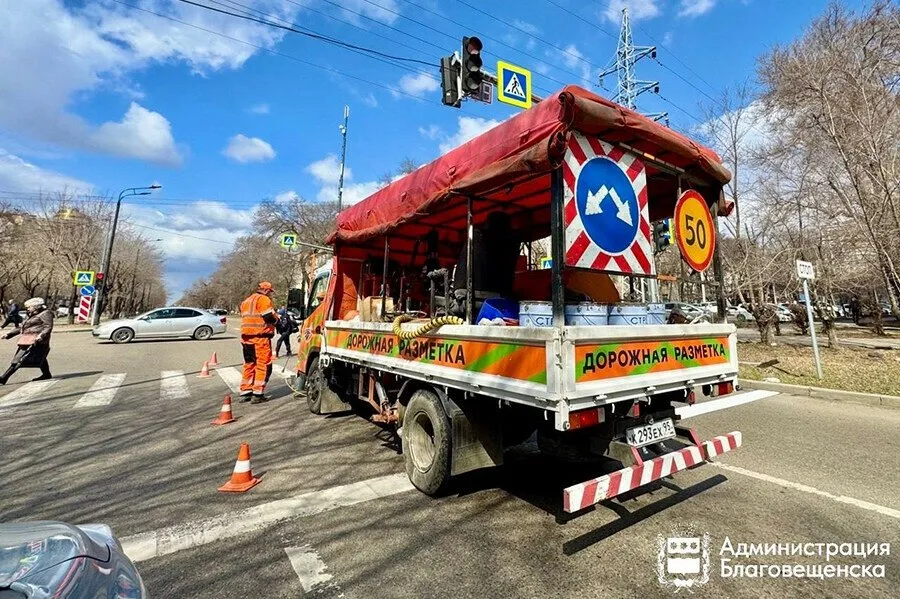 В областном центре приступили к сезонному обновлению дорожной разметки Для этого задействованы силы ГСТК и подрядной организации Завершить основные работы планируют в мае в целом же сезон покраски продлится до октября Состояние разметки будут контролировать ежедневно и при необходимости оперативно исправлять недочёты сообщили в мэрии