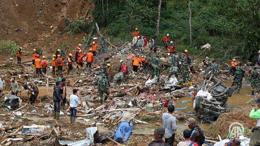 В Индонезии сошел оползень погибли 8 человек десятки пропали без вести В результате оползня сошедшего в индонезийской провинции Западная Ява по предварительным данным погибли 8 человек еще 82 пропали без вести В районе Бандунг после нескольких дней сильных дождей сошел оползень который привел к разрушениям в жилых районах Местный чиновник Херман Сурьятман сообщил информагенству Antara что поисково спасательные команды продолжают работу в сложных условиях местности Из 113 человек пострадавших в результате оползня 23 были спасены живыми Обнаружены тела 8 погибших Поиски 82 пропавших без вести продолжаются сказал чиновник Власти также сообщили что в результате оползня повреждено более 30 домов а некоторые жилые районы оказались полностью погребены под землей Подробнее на нашем сайте v aa com tr 3809525 24 7 в сутки с Агентством Анадолу