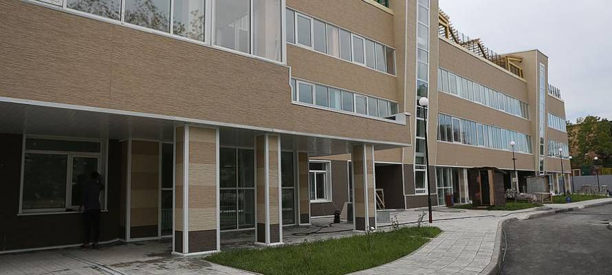 Разрабатывается проектно-сметная документация для ремонта кровли детского сада № 121 на улице Интернациональная. Начать ремонтные работы планируется в этом году. Для разработки проектно-сметной документации по ремонту кровли был заключён контракт со специализированной организацией. В ближайшие недели документы будут готовы. После этого планируется объявить аукцион по поиску подрядчика, который приступит к ремонту. Напомним, детский сад № 121 был построен и введен в эксплуатацию в 2017 году, однако при строительстве были допущены фатальные нарушения, из-за которых функциональная кровля здания регулярно протекает.