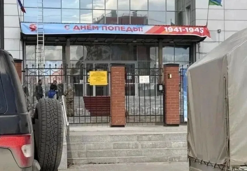 В ХМАО перед 81 й годовщиной Победы на здании Детской школы искусств появился праздничный баннер с надписью С Днём Попеды По данным местных источников надпись с ошибкой провисела недолго Подписаться на Говорит Москва Telegram VK МАКС