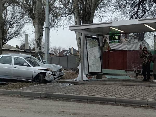 В Таганроге легковушка врезалась в остановку  На улице Дзержинского автомобиль влетел в остановку с такой силой, что выбило стёкла с обеих сторон.  Подробности аварии и информация о пострадавших уточняются.   -Rostov.ru