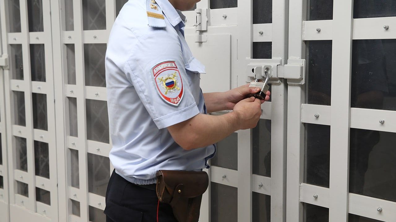 В СИЗО Москвы подготовили праздничное меню для заключенных  Содержащимся под стражей в следственных изоляторах российской столицы заключенным в Новый год приготовят специальное меню в честь праздника. Об этом сообщила пресс-служба Главного управления ФСИН РФ по городу Москве.  Как отмечается в сообщении ведомства, в меню входят рыбные и мясные котлеты, гарниры из круп и жареного картофеля, винегрет, витаминный салат с холодной закуской. В Новый год будут проведены викторины, тематические выставки, заключенным покажут новогодние телевизионные передачи и классические для этого праздника художественные фильмы.  Напомним, что основная часть содержащихся в следственных изоляторах лиц еще не имеет приговоров судов по своим делам. В то же время, в СИЗО содержатся до перевода в исправительные колонии и осужденные, которые уже были приговорены судами к различным срокам лишения свободы.