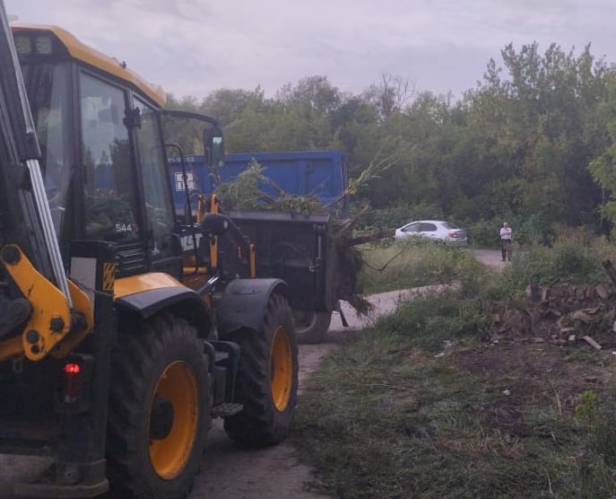 В Сеймском районе ликвидировали незаконную свалку.  Сотрудники ППО «Старково» собрали и вывезли более 25 кубометров отходов растительного происхождения и строительного мусора с территории рядом с пляжем «Гуторовский».  Администрация Сеймского района напоминает жителям о необходимости соблюдать правила и утилизировать отходы в специально отведенных для этого местах.