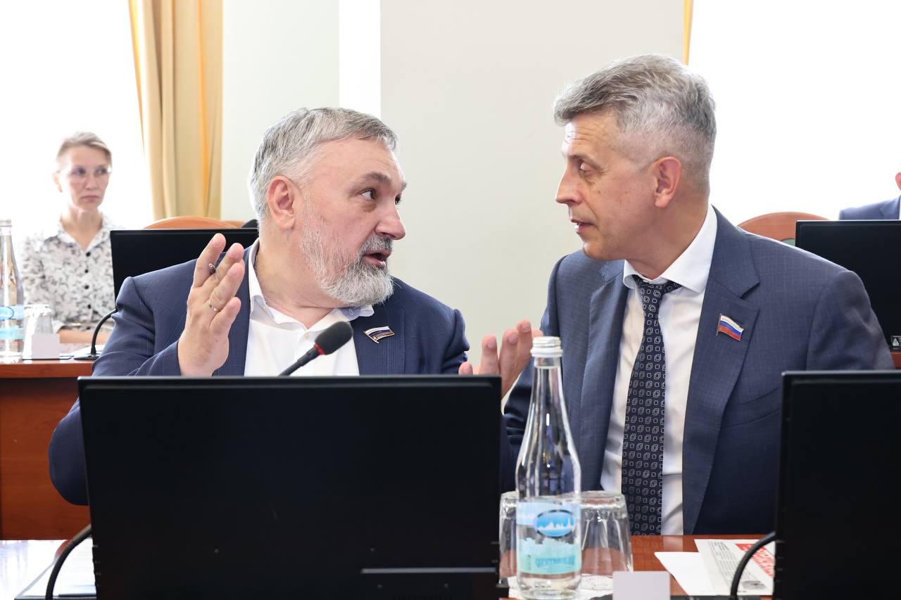 Бизнес, реализующий наукоемкие высокотехнологичные проекты, получит в Нижегородской области еще одну меру поддержки  Депутаты приняли закон, по которому земельные участки под промышленные парки и технопарки будут предоставляться инвесторам без торгов.  По мнению парламентариев, в технопарках создаются производства, обеспечивающие технологический суверенитет и конкурентные преимущества. Инвесторы проявляют огромный интерес к размещению таких объектов в Нижегородской области.  Новый закон должен ускорить и сделать еще выгоднее реализацию таких проектов, подтолкнуть инвесторов к конкретным решениям.