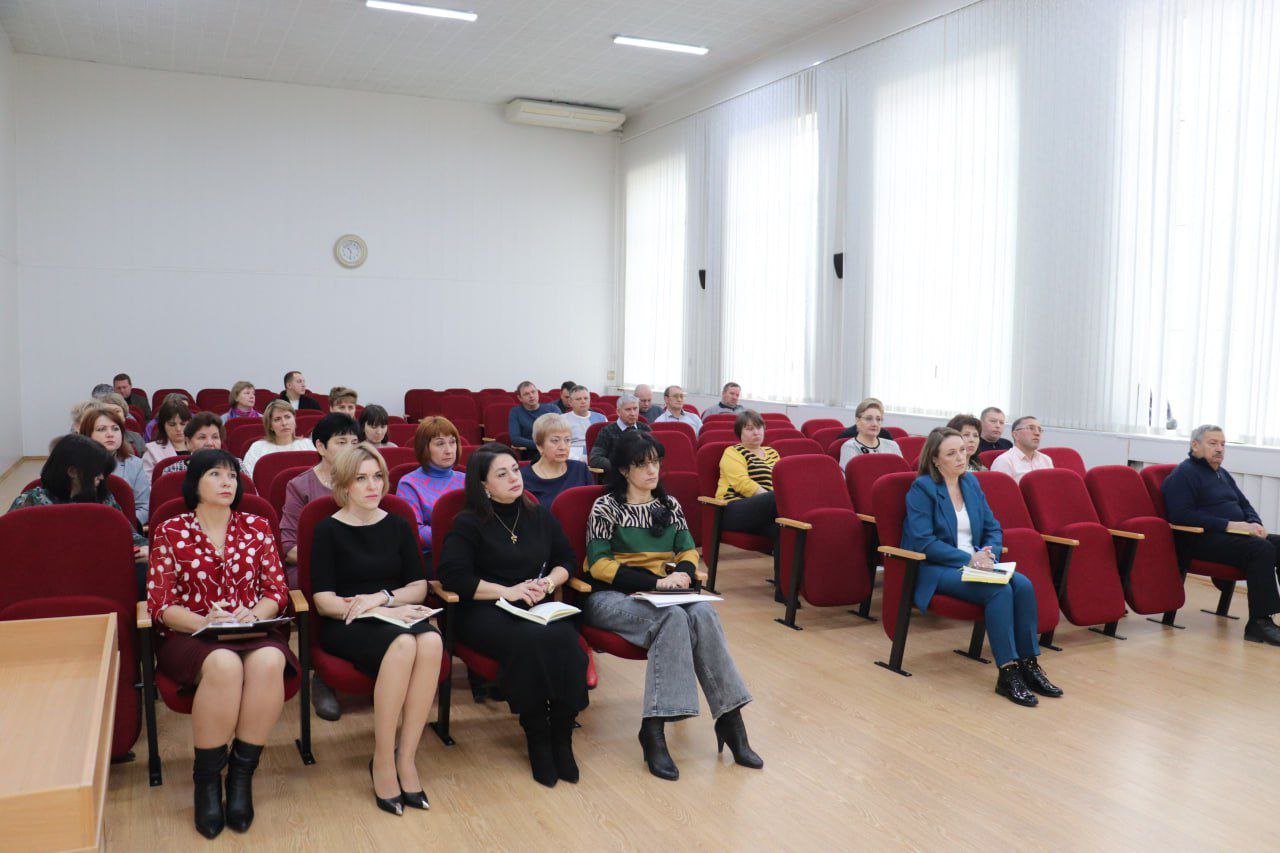 Сегодня провёл очередную планёрку аппарата администрации, на которой обсудили ряд актуальных тем.   Наступивший 2025 год объявлен в России Годом защитника Отечества, поэтому основное внимание было уделено подготовке к предстоящему празднику — Дню Победы. Это важное событие требует тщательной подготовки, и мы уже сейчас должны начать работать над его организацией.  Кроме того, рассмотрели и другие аспекты жизни нашего округа. Обсудили вопросы, касающиеся социальной сферы, аграрного сектора и ЖКХ. Эти направления остаются приоритетными для нашего развития и требуют постоянного внимания.  Также заслушали информацию об исполнительской дисциплине в отделах и управлениях администрации Новоселицкого округа за 2024 год.   В заключение пожелал коллегам плодотворной рабочей недели!