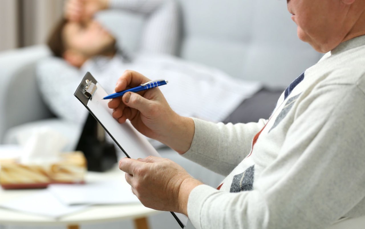 Работодателям дадут право направлять сотрудников к психиатру Если по результатам медосмотра сотрудников будут выявлены случаи психических расстройств работодатель сможет направить таких работников на психиатрическое освидетельствование Соответствующий приказ Минздрава вступит в силу с 1 марта По ее словам эта норма позволит более гибко реагировать на возможные изменения состояния психического здоровья работника Обязательное освидетельствование состоит из приема врача психиатра сбора жалоб и анамнеза В результате обследования человека могут признать временно неспособным выполнять некоторые виды работы Подписаться на truekpru Читать нас в MAX