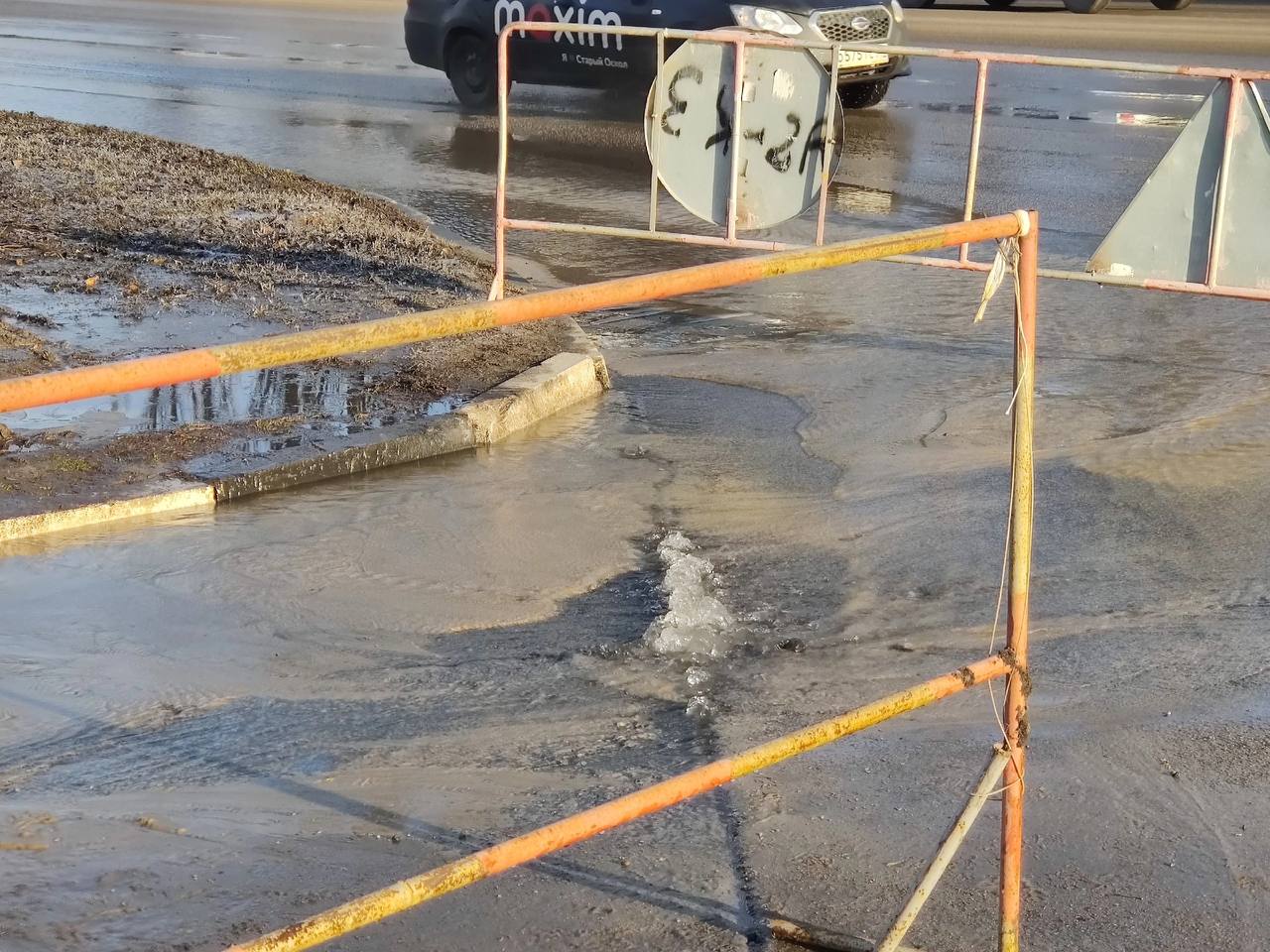 На улице Шухова, вблизи парка ВДВ, снова порыв воды.  UPD: Аварийная бригада "Водоканала" уже приступила к работе по устранению порыва.  Фото: Оскольское время    прислать новость за вознаграждение