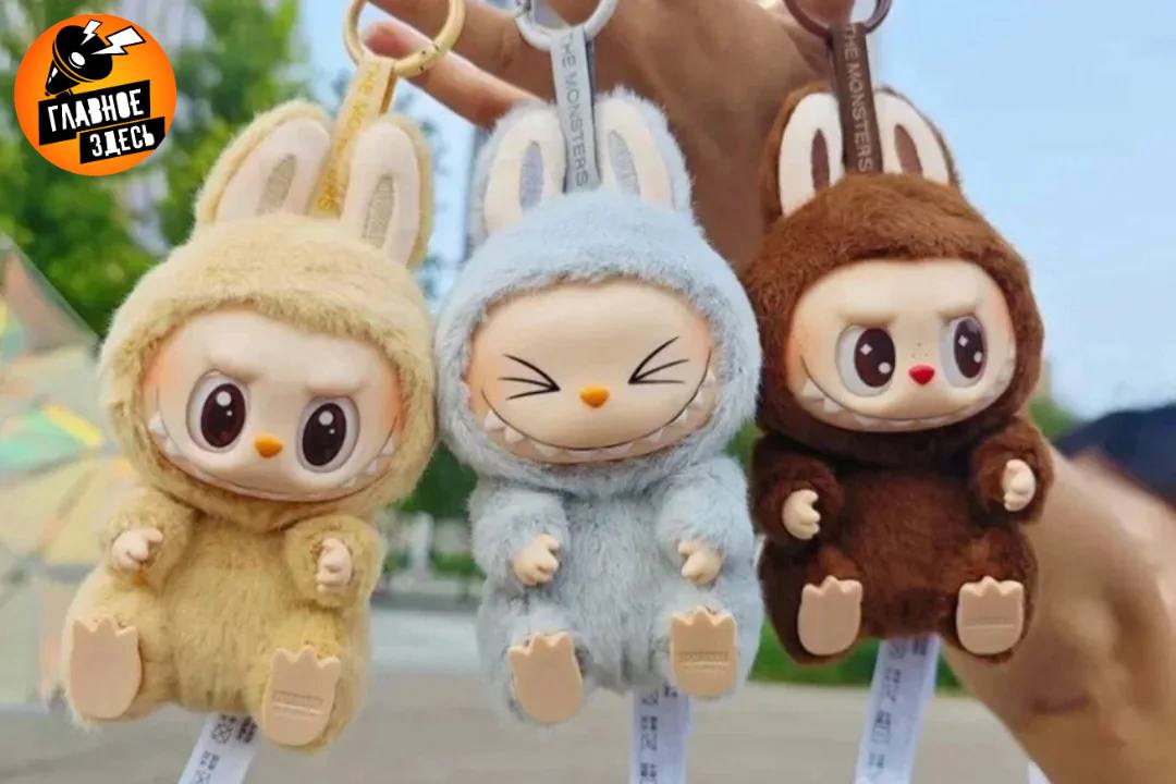 Опасный для репродуктивной системы химикат обнаружили в поддельных куклах Лабубу в Швеции Такое заявление сделало агентство по надзору за химическими продуктами Kemikalieinspektionen Пластик на лице пяти из семи протестированных кукол содержал значительное количество вещества ДЭГФ диэтилгексилфталат В Швеции применение ДЭГФ в изготовлении игрушек запрещено с конца 1990 х годов однако в ряде других стран его используют так как это дешевый способ размягчения пластика Главное здесь Подписывайтесь