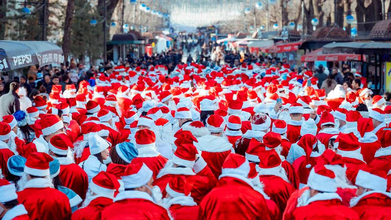 Новый год шагает по столице в Ташкенте пройдет парад Дедово Морозов и Снегурочек 26 декабря в Ташкенте пройдет парад Дедов Морозов и Снегурочек от коллективов военных оркестров Национальной гвардии 19 00 от сквера Амира Темура к Центральной новогодней ёлке по прогулочной аллее 20 30 в комплексе Magic City от главного входа к новогодней ёлке 21 30 от торгового центра Tashkent City Mall к ёлке в прогулочной зоне Tashkent City Подпишитесь и следите за актуальными новостями на нашем канале   telegram me joinchat AAAAAEEdc qam7052mnXKA